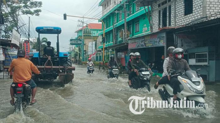 BANJIR-DI-LAMONGAN-Banjir-di-Jalan-Sumlaran-Karanggeneng-Ponpes-Matholiul-Anwar-Lamongan.jpg