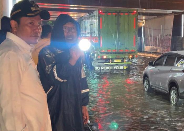 BANJIR-DI-SIDOARJO-Bupati-Sidoarjo-Subandi-mengecek-banjir-yang-merendam-jalan-depan-Lippo-Mall.jpg