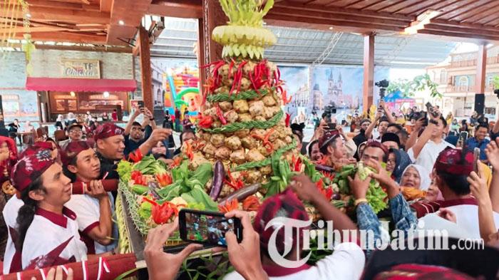 Diarak Berkeliling, Tumpeng Ketupat Cokelat Ludes Diserbu Pengunjung Kampung Coklat Blitar
