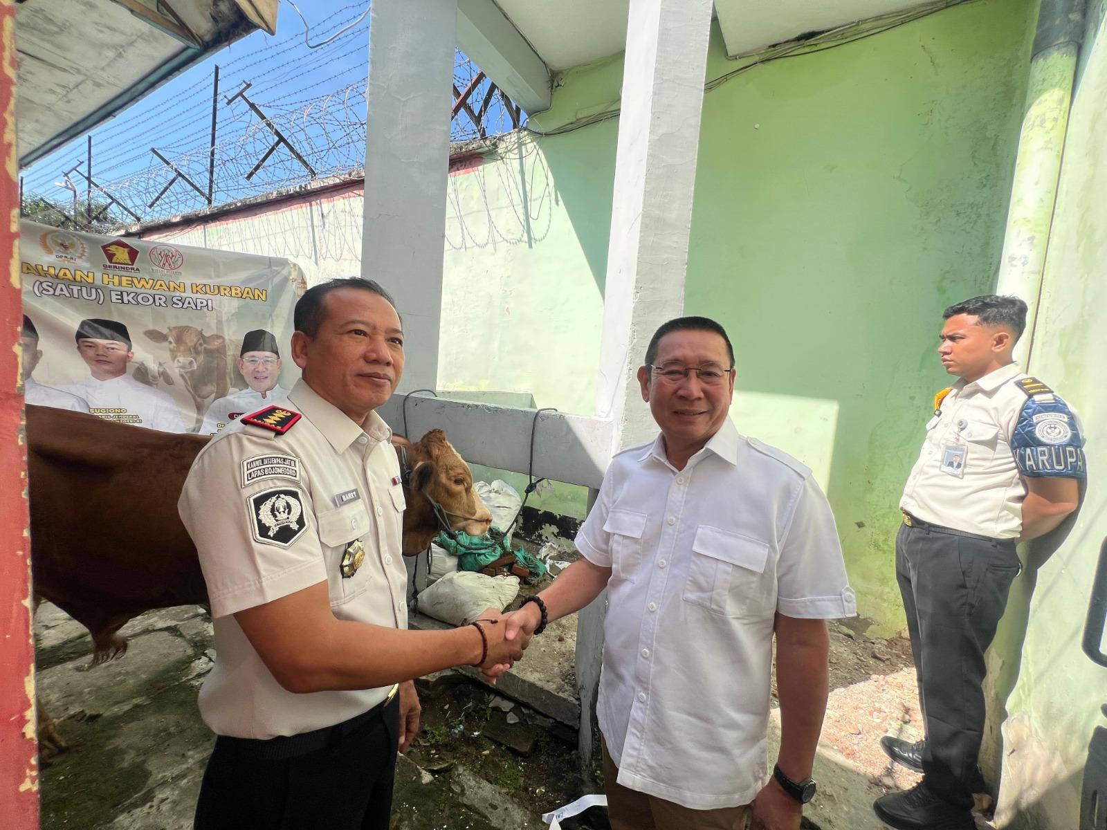 BERKURBAN-Anggota-DPR-RI-Wihadi-Wiyanto-merayakan-Hari-Raya-Idul-Adha-dengan.jpg