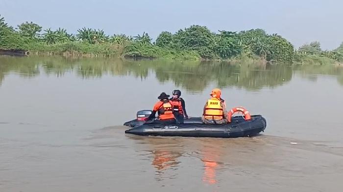 BPBD-Gresik-melakukan-pencarian-korban-bocah-hilang-di-Sungai-Bengawan-Solo.jpg