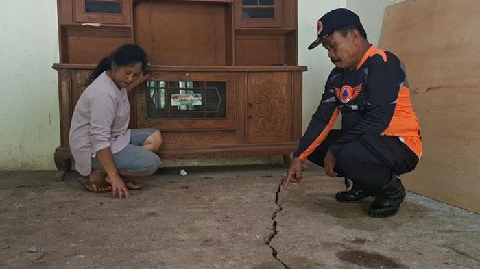 BPBD-Kabupaten-Madiun-mengecek-ruang-tamu-yang-rusak-terdampak-tanah-retak.jpg