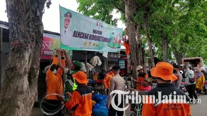 BPBD-Kota-Probolinggo-TNI-dan-Polri-memasang-stiker-dan-spanduk-imbauan-bencana-hidrometeorologi.jpg