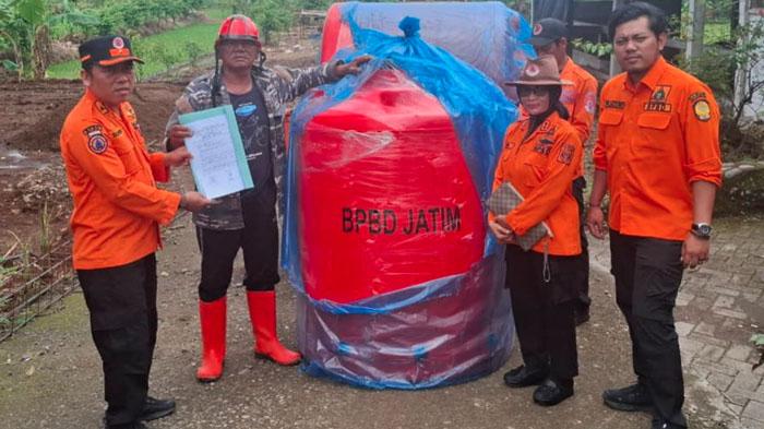 BPBD-Nganjuk-menyalurkan-tiga-tandon-air-1200-liter-ke-warga-Desa-Sudimoroharjo.jpg