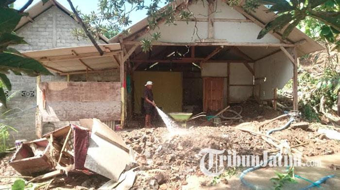 Bowo Tahan Tangis Lihat Istri dan 2 Anaknya Ketakutan Terkepung Air Bah dan Longsor di Tulungagung