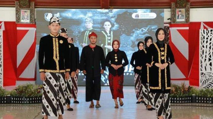 Baju-Adat-Kabupaten-Sampang-Madura-saat-diresmikan.jpg