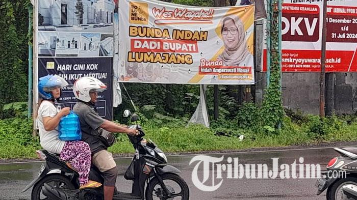 Baliho-bertuliskan-desakan-agar-Indah-Amperawati-Masdar-maju-sebagai-Calon-Bupati-Lumajang.jpg