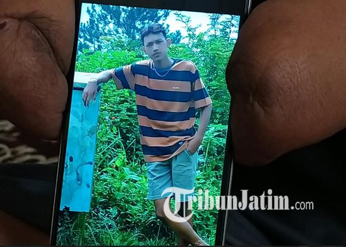 Bambang-Kusnandar-menunjukkan-foto-anaknya-Raffa-Galang-Prayoga.jpg