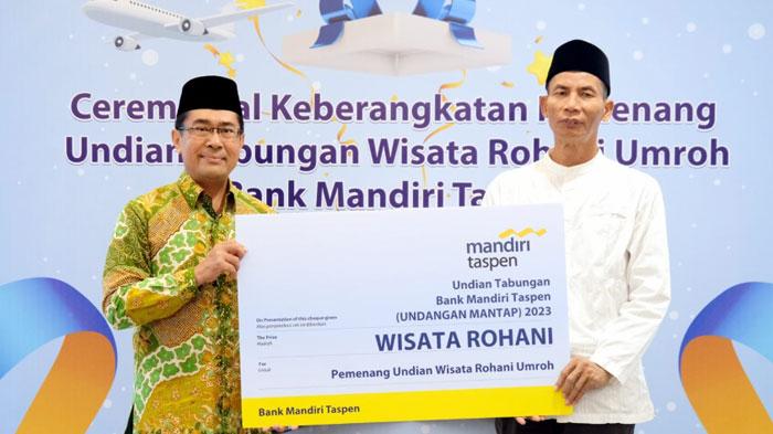 Bank Mandiri Taspen Berangkatkan 8 Pasangan Nasabah Pemenang Undian Umroh