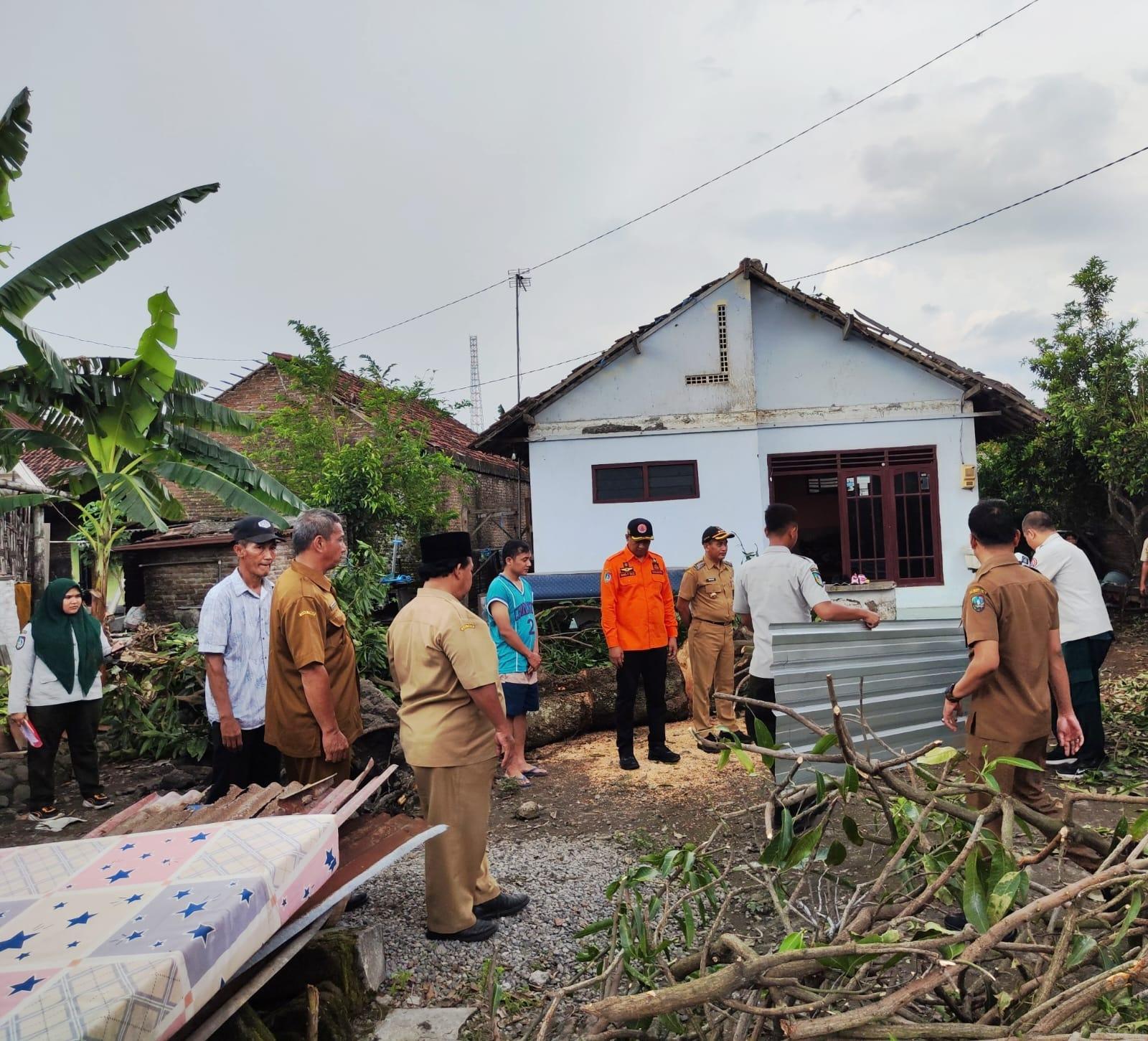 Bantuan-material-bangunan-yang-diberikan-BPBD-Jombang-kepada-warga.jpg