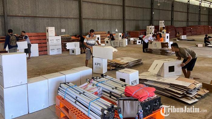 Sepi Garapan, Kuli Bangunan Sampai Buruh Tani di Ponorogo Nyambi Jadi Perakit Kotak Suara Pilkada