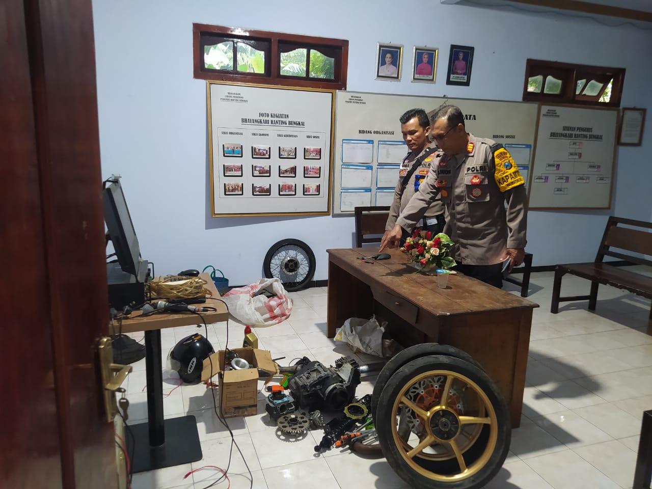 Barang-bukti-yang-disembunyikan-di-gudang-kosong-di-Bungkal.jpg