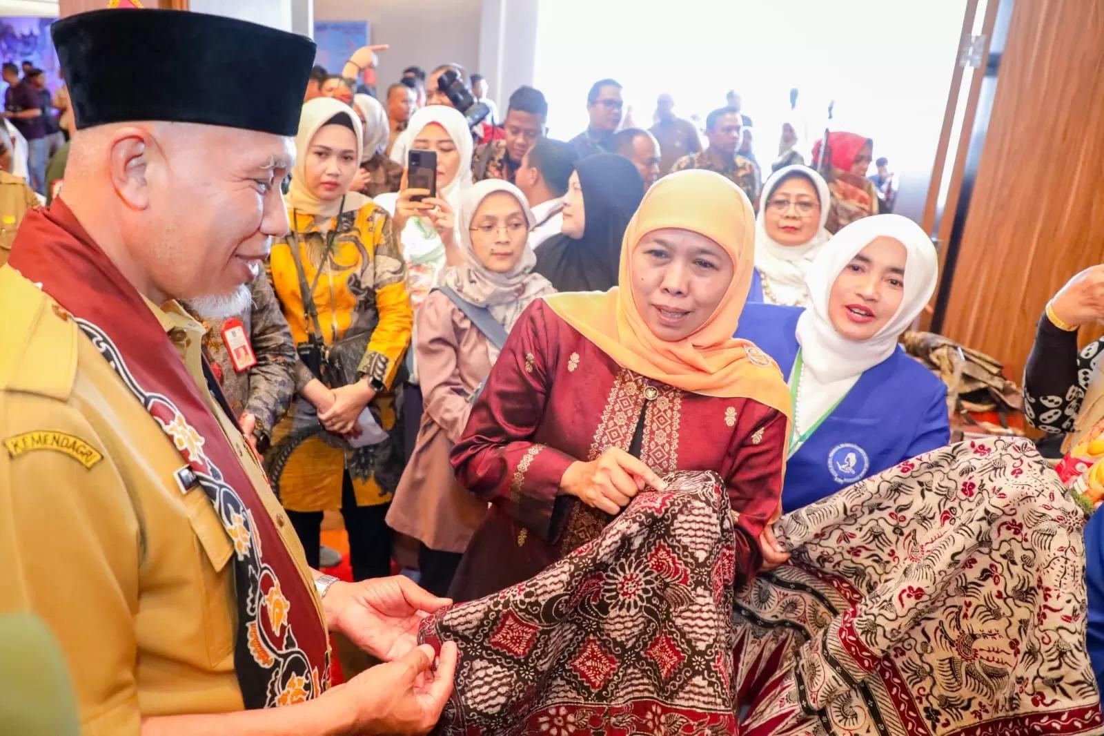 Batik-E-Seto-Bojonegoro-saat-tampil-di-Misi-Dagang-dan-Investasi-Sumatera-Barat.jpg