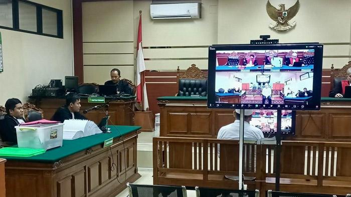 Bayu-Putra-Subandi-Kepala-PKBM-Salafiyah-Kejayan-Pasuruan-menangis-saat-sidang.jpg