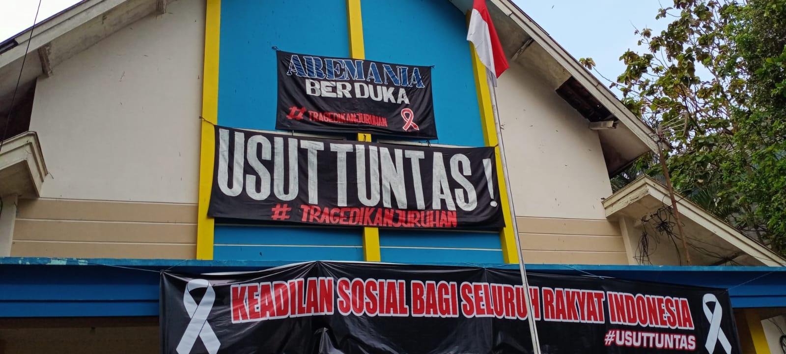 Beberapa-spanduk-Usut-Tuntas-Tragedi-Kanjuruhan-yang-terpasang-di-Posko.jpg