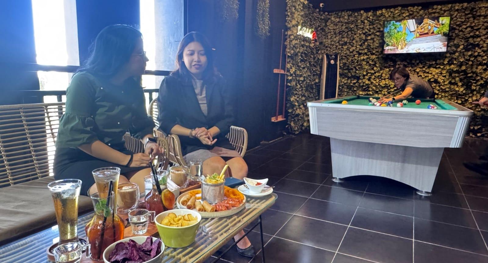 Beberapa-tamu-menikmati-program-MBG-Makan-Bareng-Genks.jpg