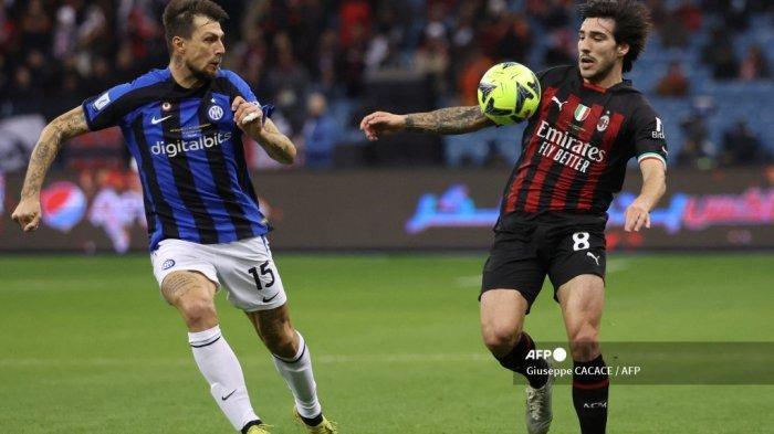 Bek-Inter-Milan-Francesco-Acerbi-berebut-bola-dengan-gelandang-AC-Milan-Sandro-Tonali.jpg