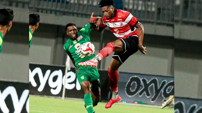 Bek-asing-Madura-United-Mendonca-berduel-dengan-pemain-Persebayalaga-Madura-United-vs-Persebaya.jpg