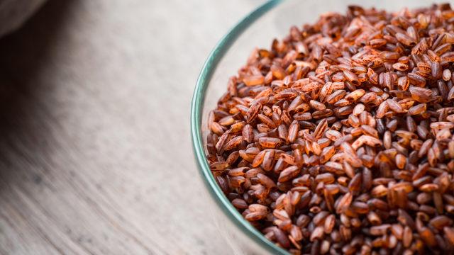 Tak Hanya Cocok Sebagai Menu Diet, Inilah 9 Manfaat Konsumsi Beras Merah yang Baik untuk Kesehatan