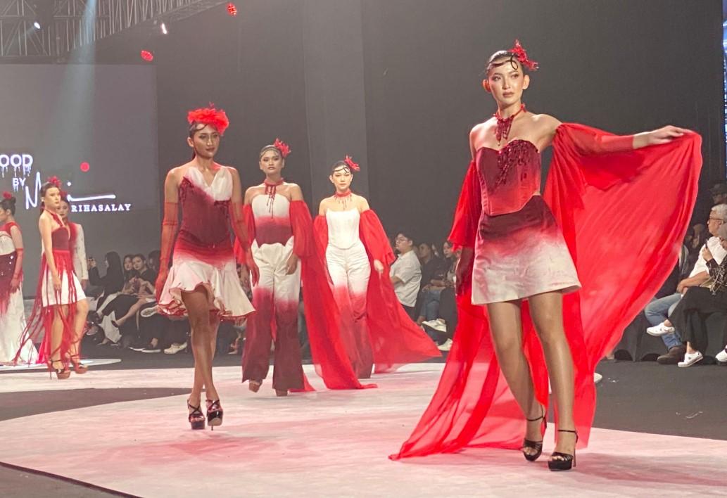 Blood-menjadi-tajuk-yang-diusung-pada-penampilan-koleksi-busana-Migi-Rihasalay-di-SFP.jpg