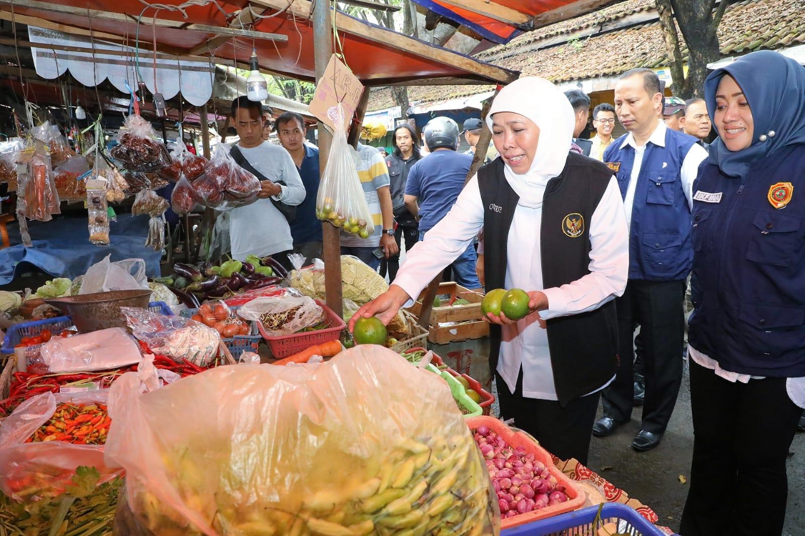 Blusukan-ke-Pasar-Mojokerto-Gubernur-Khofifah-pastikan-stok-bahan-pokok-aman-hingga-lebaran.jpg