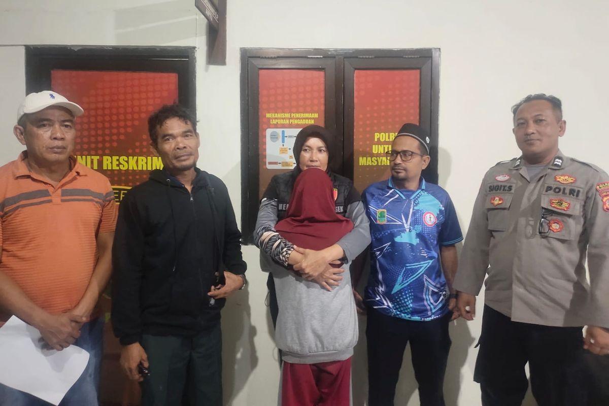 Bocah-yang-sempat-dilaporkan-hilang-dipeluk-Kapolsek-Purwasari.jpg