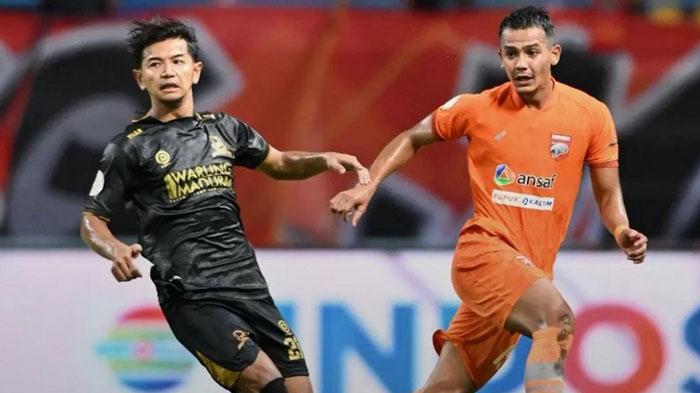 Borneo-FC-vs-Madura-United-Pemain-Madura-United-Riyatno-Abiyoso-dihalau-pemain-Borneo-FC.jpg