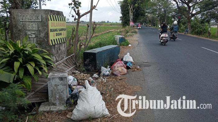 Bungkusan-sampah-yang-dibuang-di-tepi-jalan-tulungagung-ilustrasi-sampah.jpg