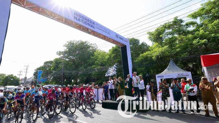 Bupati-Banyuwangi-Ipuk-Fiestiandani-melepas-pembalap-beradu-cepat-di-track-tersulit-di-Asia.jpg