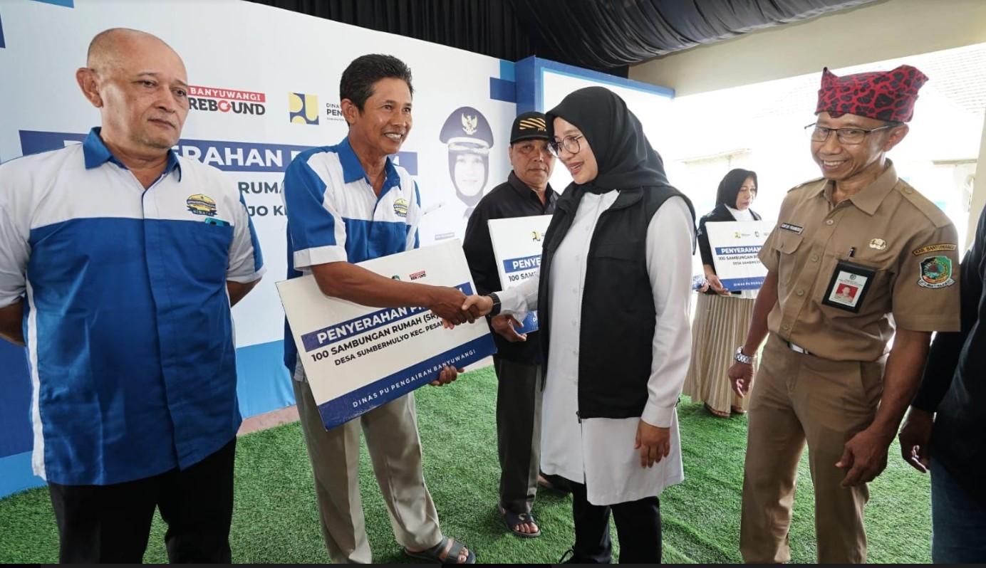 Bupati-Banyuwangi-Ipuk-Fiestiandani-saat-menyerahkan-bantuan-SR-untuk-enam-desa.jpg