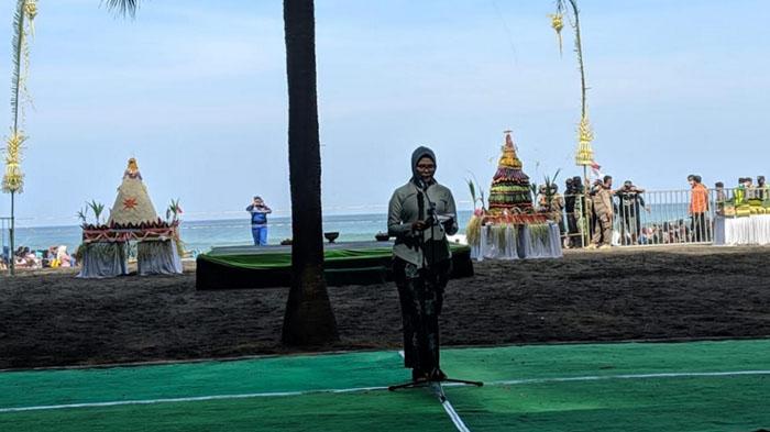Bupati-Blitar-Rini-Syarifah-atau-Mak-Rini-membuka-acara-Larung-Sesaji-1-Suro-di-Pantai-Serang.jpg
