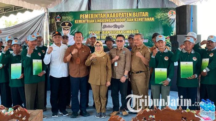 Bupati-Blitar-Rini-Syarifah-atau-Mak-Rini-usai-menyerahkan-SK-Perhutanan-Sosial-kepada-KTH.jpg