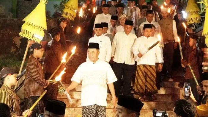 Bupati-Bondowoso-Abdul-Hamid-Wahid-menghidupkan-obor-di-kompleks-Makam-Ki-Ronggo.jpg