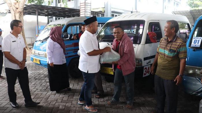 Bupati-Gresik-Fandi-Akhmad-Yani-memberikan-bantuan-paket-sembako-kepada-ratusan-sopir-angkot.jpg