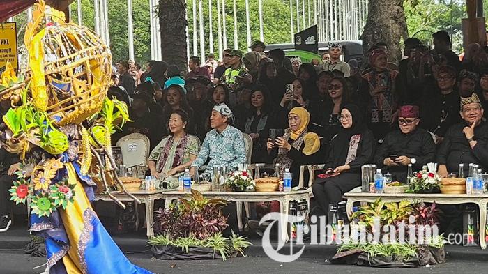 Bupati-Ipuk-Fiestiandani-dan-Khofifah-Indar-Parawansa-hadiriBanyuwangi-Ethno-Carnival-2025.jpg