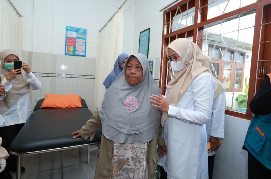 Bupati-Ipuk-saat-meninjau-layanan-spesialis-di-Puskesmas-Mojopanggung.jpg