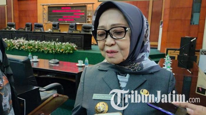Bupati-Jombang-Mundjidah-Wahab-usai-kegiatan-paripurna-penyampaian-pidato-akhir-masa-jabatan.jpg