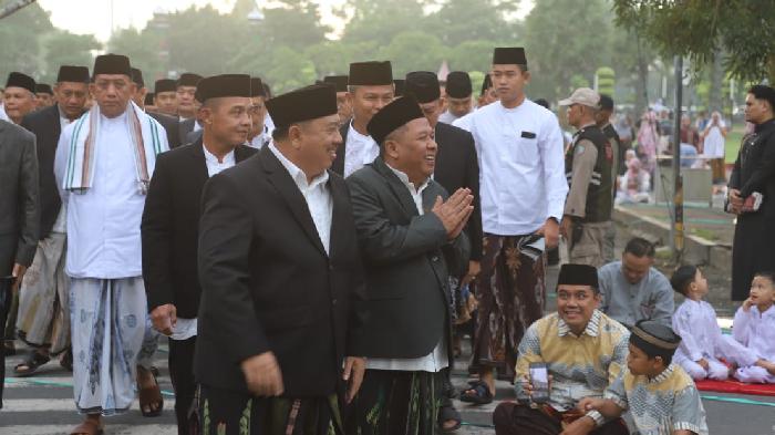 Bupati-Jombang-Warsubi-menyapa-masyarakat-Jombang-setelah-salat.jpg