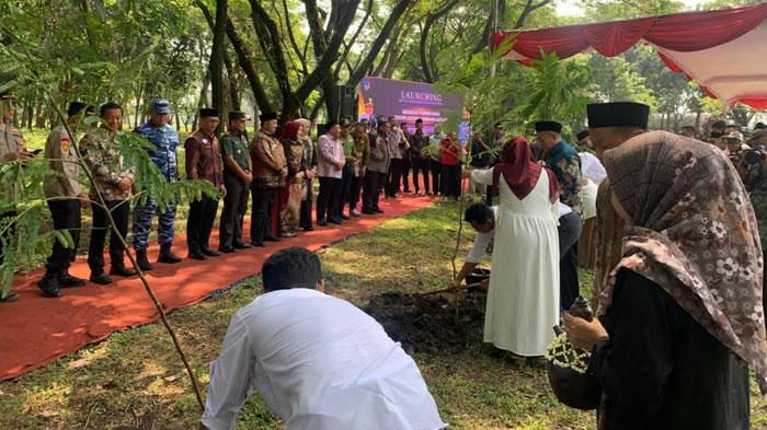 Bupati-Jombang-Warsubi-saat-Melaunching-Program-Satu-Pohon-Satu-Pernikahan.jpg