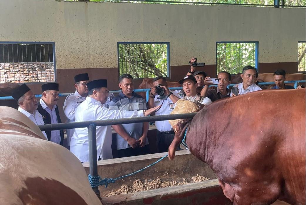 Bupati-Jombang-Warsubi-saat-Mengunjungi-Peternakan-Sapi-di-Bapak-Sumbermulyo.jpg