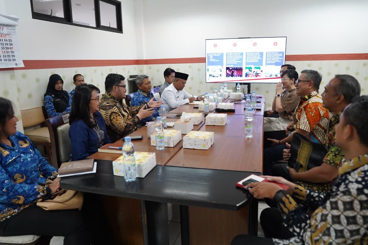 Bupati-Kediri-Hanindhito-Himawan-Pramana-bersama-Ketua-Yayasan-Dharma-Wanita.jpg