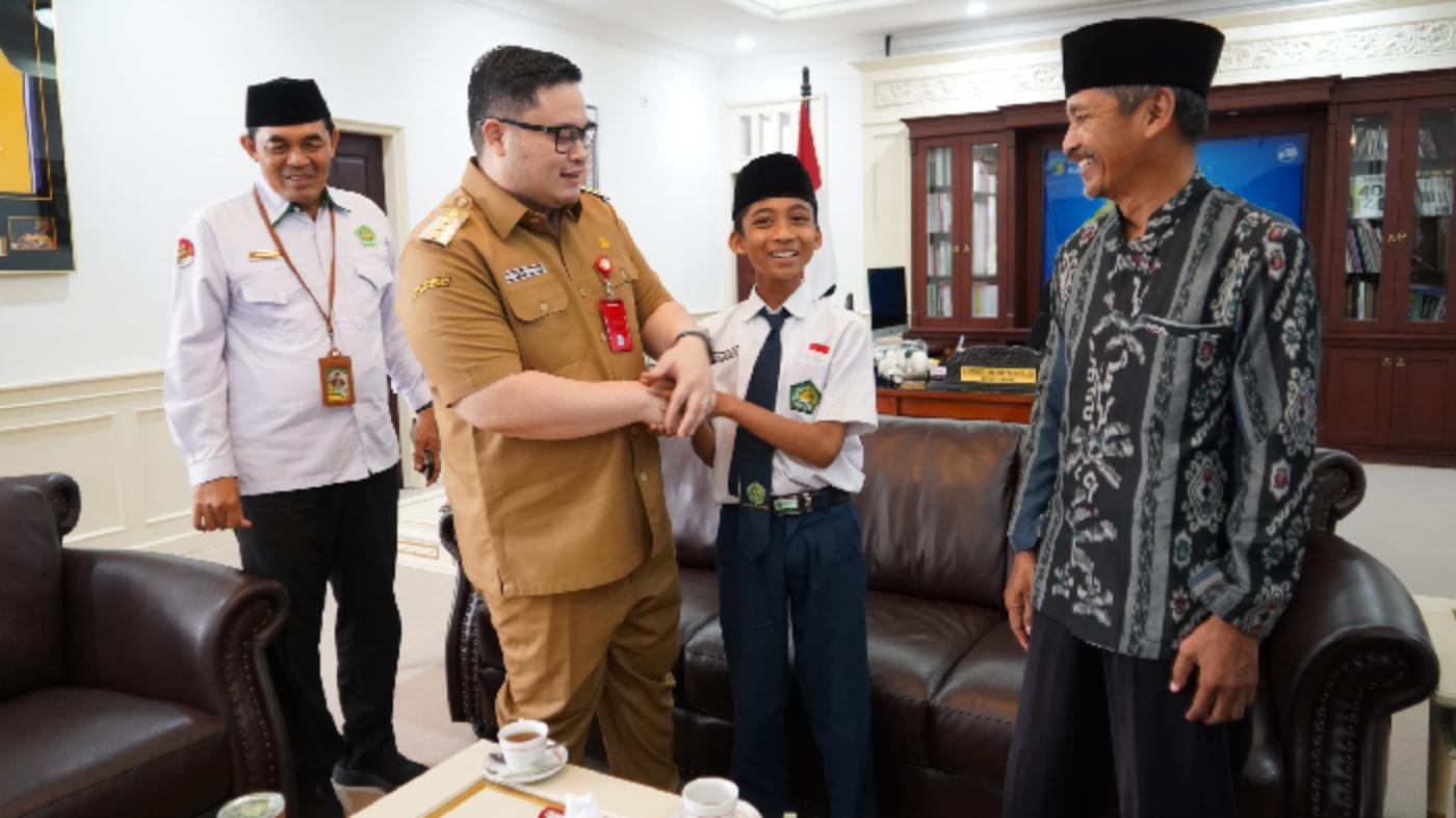 Kisah Rifqi Nadhim, Pelajar MTs yang Lukisannya Dipajang di Ruang Kerja Bupati Kediri Mas Dhito