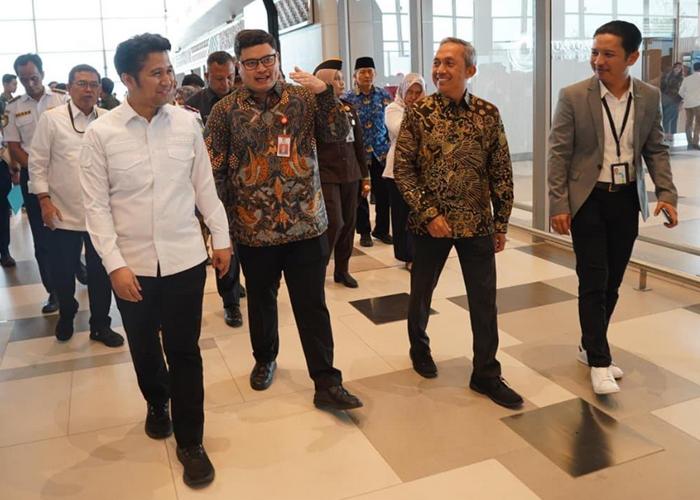 Bupati-Kediri-Hanindhito-Himawan-Pramana-dan-Emil-Dardak-di-Bandara-Dhoho-Kediri.jpg