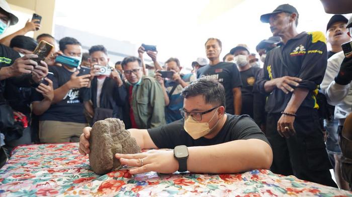 Bupati-Kediri-Hanindhito-Himawan-Pramana-meletakkan-kembali-fragmen-Kepala-Arca-Ganesha.jpg