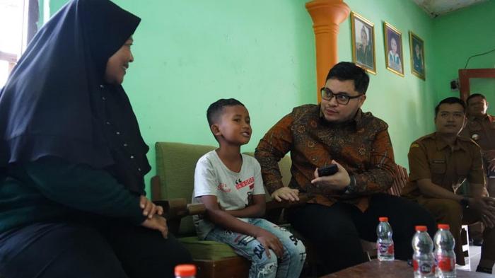 Bupati-Kediri-Hanindhito-Himawan-Pramana-mendatangi-rumah-Restu-yang-tidak-bisa-bersekolah.jpg