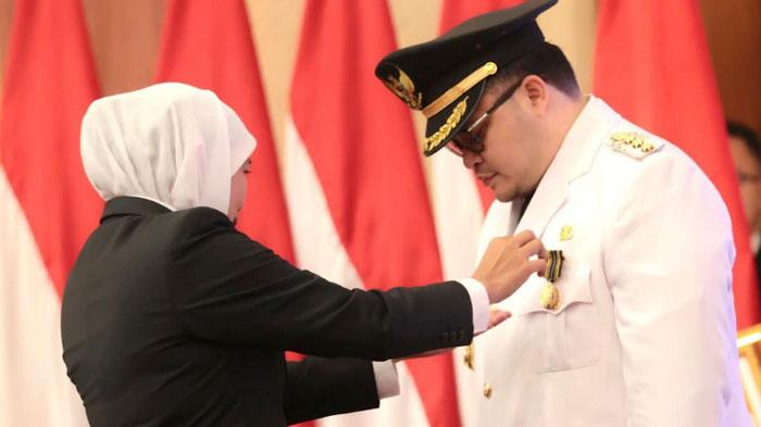 Bupati-Kediri-Hanindhito-Himawan-Pramana-menerima-penghargaan-lencana-Jer-Basuki-Mawa-Beya-Emas.jpg