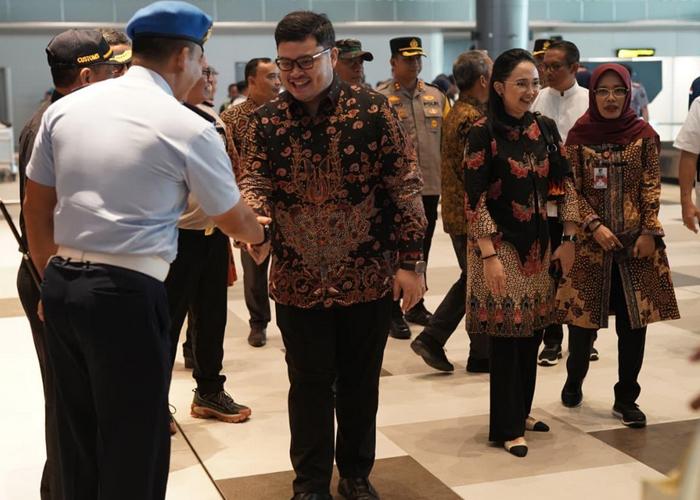 Bupati-Kediri-Hanindhito-Himawan-Pramana-meninjau-kesiapan-Bandara-Dhoho-Kediri-2025.jpg