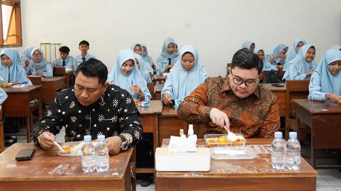 Bupati-Kediri-Hanindhito-Himawan-Pramana-saat-ikut-uji-coba-makan-siang-bergizi.jpg