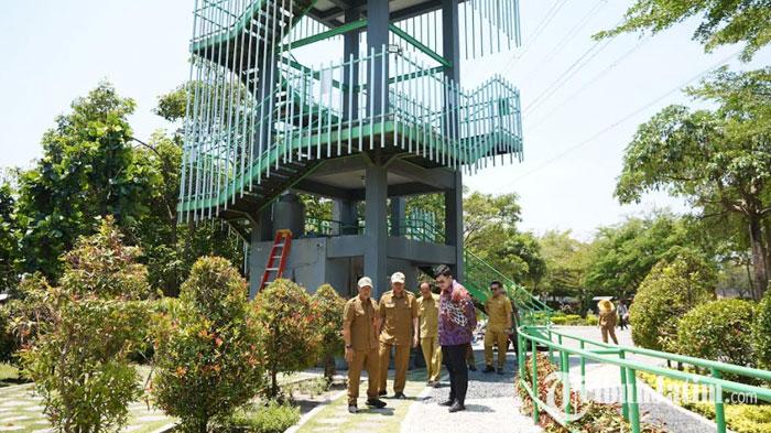 Bupati-Kediri-Hanindhito-saat-meninjau-kawasan-taman-hijau-Simpang-Lima-Gumul-SLG.jpg
