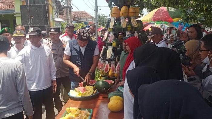 Bupati-Lamongan-Yuhronur-Efendi-saat-menikmati-buah-semangka.jpg